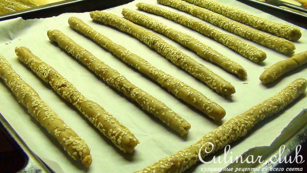 Гриссини из ржаной муки. Хлебные палочки с жареным луком и тмином.