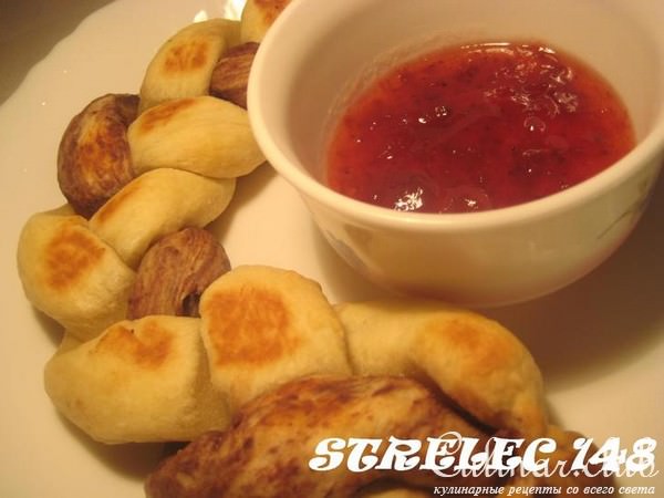 Косичка с какао и клубничным джемом.