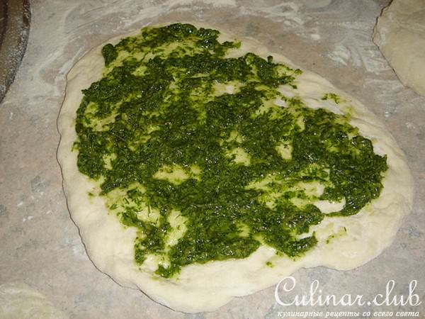 хлеб с соусом из кориандра и соусом из вяленных помидор