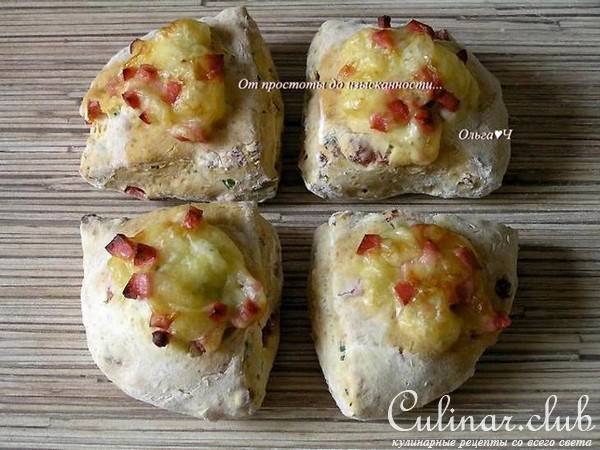 Содовый хлеб с колбасой и сыром