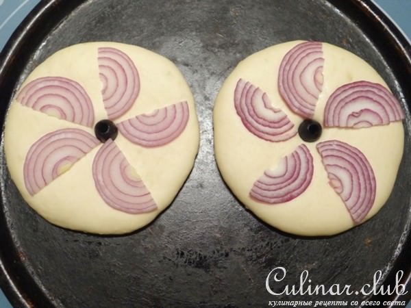 Лепешки с оливковым маслом и луком