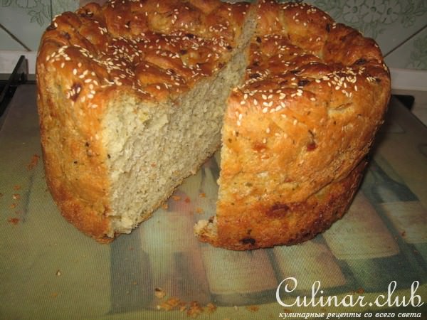 Ароматный хлеб с душистым маслом, травами и луком