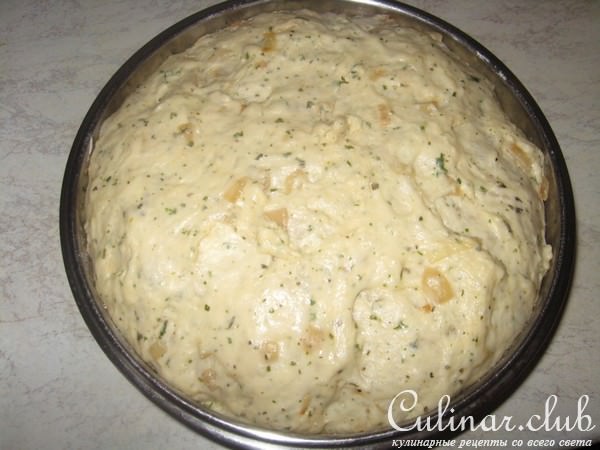 Ароматный хлеб с душистым маслом, травами и луком