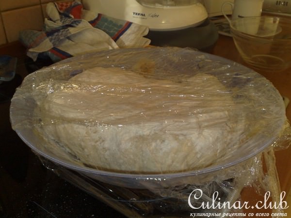 Крендель с беконом и яйцом