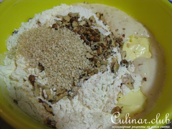 Ароматный медовый хлеб с кунжутом и орехами
