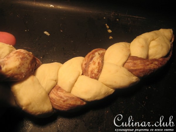 Косичка с какао и клубничным джемом.