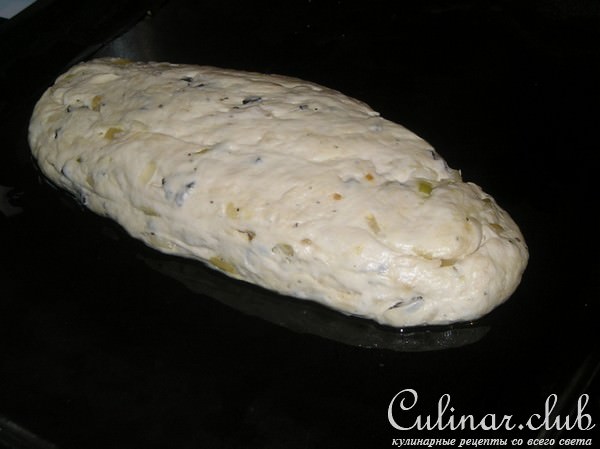 Итальянский хлеб с маслинами и луком