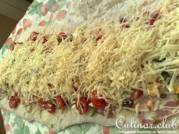 Крендель с беконом и яйцом