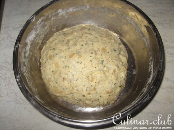 Ароматный хлеб с душистым маслом, травами и луком