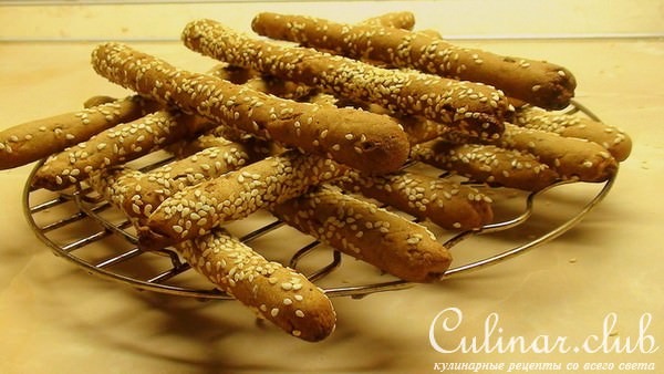 Гриссини из ржаной муки. Хлебные палочки с жареным луком и тмином.