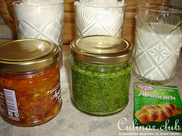 хлеб с соусом из кориандра и соусом из вяленных помидор