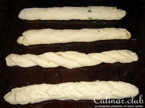 хлеб с соусом из кориандра и соусом из вяленных помидор