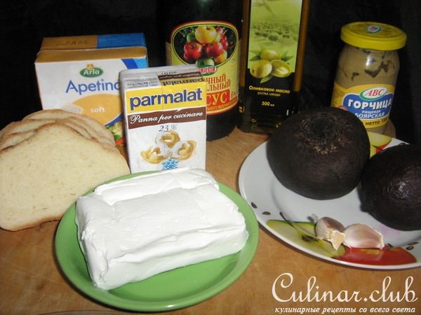 Закуска из свеклы с творожно-сырным кремом и крутонами.