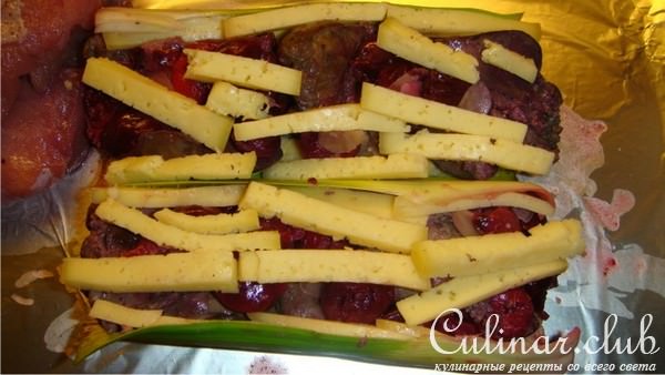 Свиной окорок с куриной печёнкой и вишней.