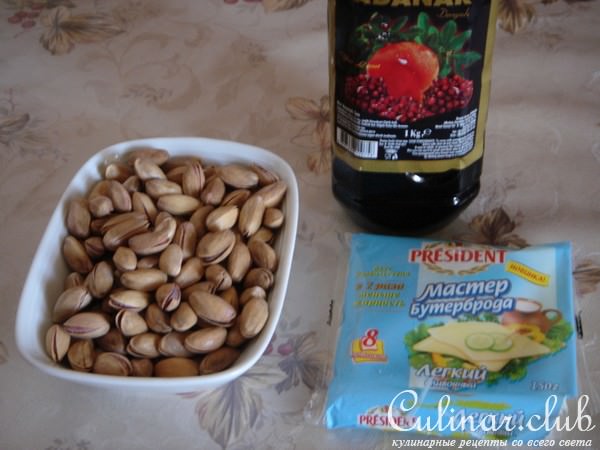 Рулет из куриной грудки с фисташками и грибами