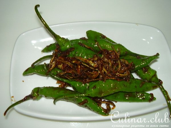 салат из сушенных анчоусов и горького перчика