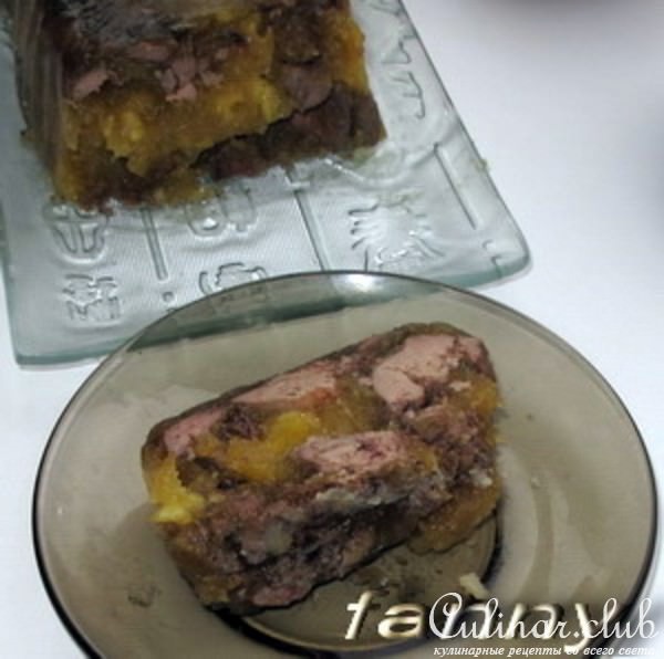 Террин из куриной печенки с персиками