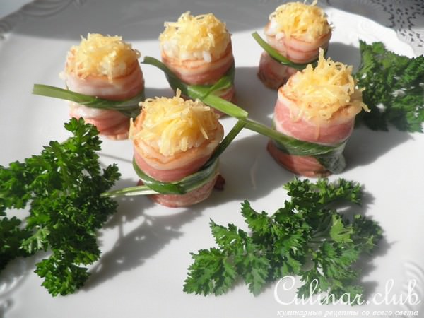Рулетики из бекона с сыром