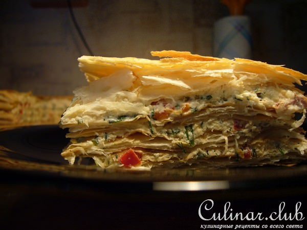 Закусочный пирог с творожным сыром, сметаной и зеленью.