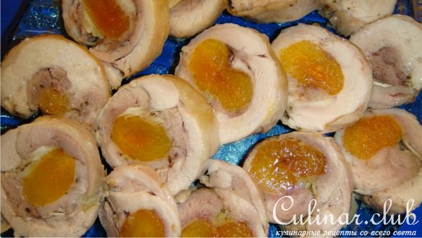 Куриные рулетики из ножек курицы с курагой.