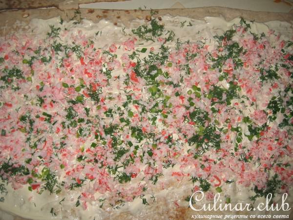 Рулет из лаваша с крабовыми палочками.