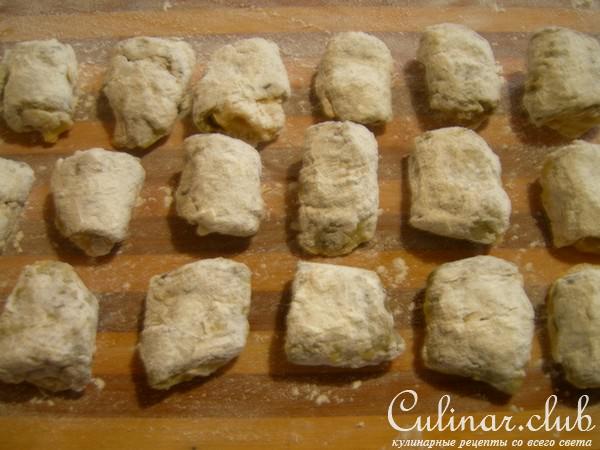 Рулеты из баклажанов с соусом сациви