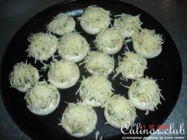 Яйца с майонезом и маслинами.