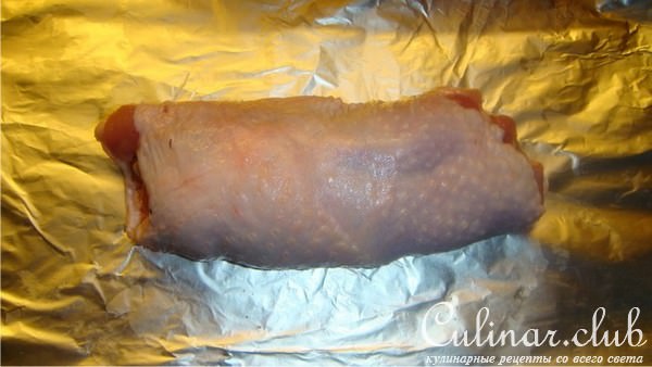 Куриные рулетики из ножек курицы с курагой.