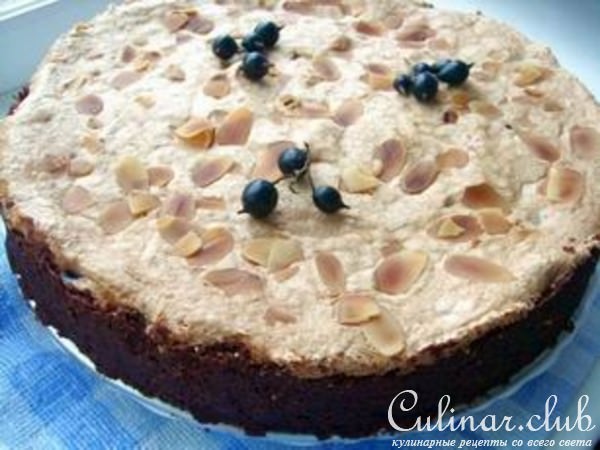 Шоколадный пирог с золотистой (черной) смородиной.