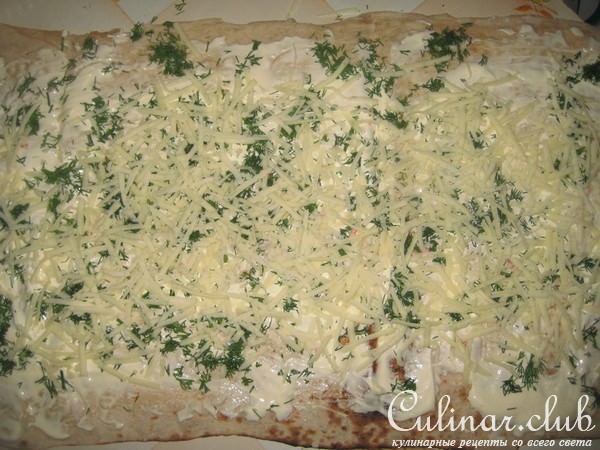 Рулет из лаваша с крабовыми палочками.