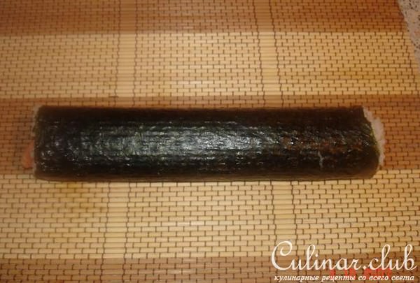 Суши-маки с лососем и авокадо