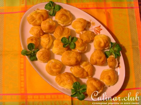 Petits choux или маленькие заварные пироженные с копчёным лососем.