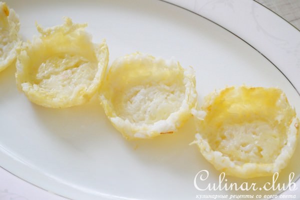 Рисовые корзинки с сыром, с ярким салатом.