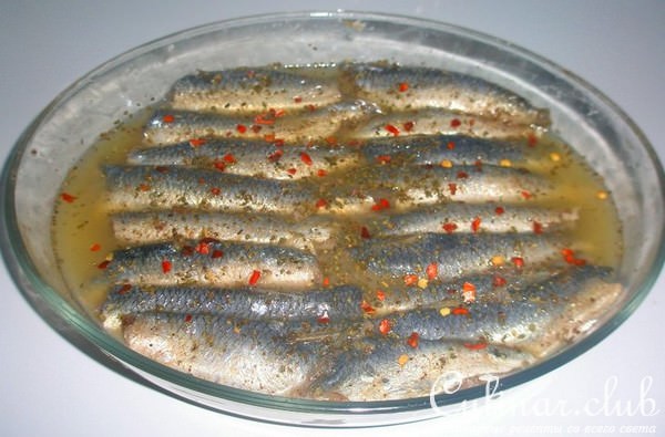 Маринованная мелкая рыбка