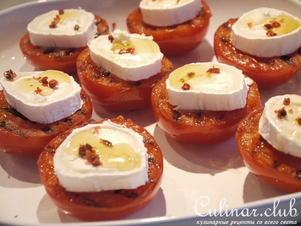 Помидоры запеченные с козьим сыром