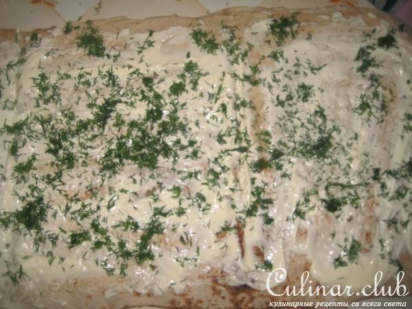 Рулет из лаваша с крабовыми палочками.