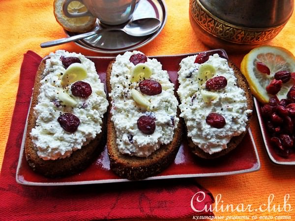 Пикантный творог с клюквой и чесноком