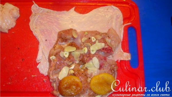 Куриные рулетики из ножек курицы с курагой.
