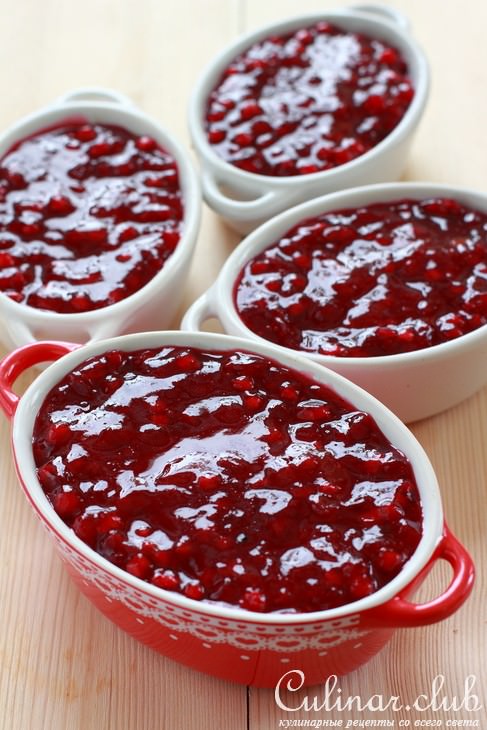 Говяжья печень с розмариновым маслом и желе из брусничного соуса 