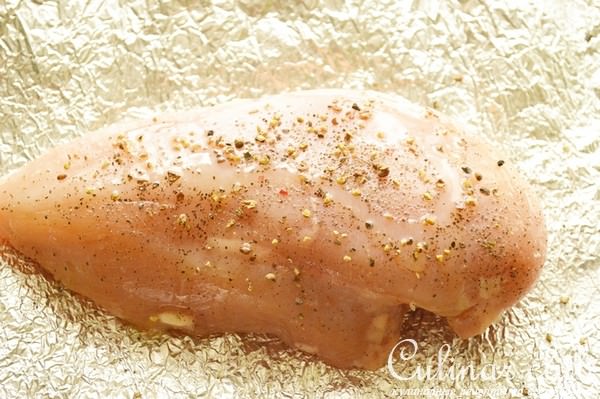 Карпаччо из ананаса с острой заправкой и запеченной курицей.