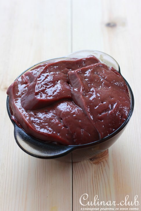 Говяжья печень с розмариновым маслом и желе из брусничного соуса 