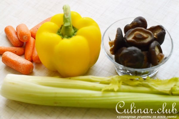 Роллы с гречневой лапшой, шиитаке и овощами.