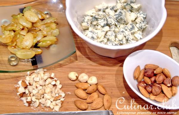 Бера фаршированная голубым сыром, виноградом и орешками