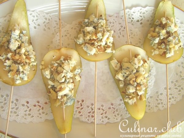 Классическая закуска из сыра Дор Блю с орехами на грушевых лепестках.