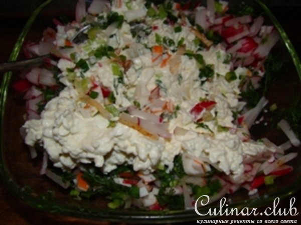 Крабовый салат с соусом из брынзы и йогурта