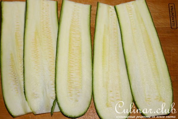 Рулетики из цуккини с курицей и сыром на зерновых краюшках