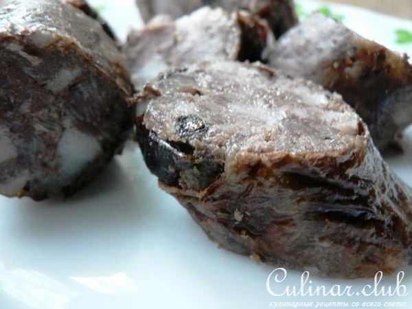 Домашняя колбаса с черносливом и чесноком
