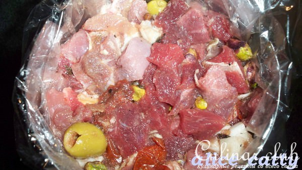 Мясо прессованное с фисташками, оливками и вялеными помидорами