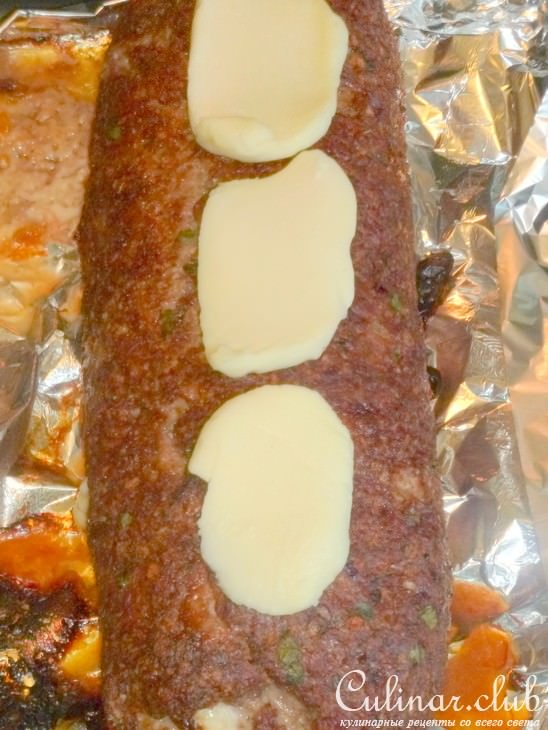 Мясное "полено" для торжественных случаев с вялеными помидорами, моцареллой и клюквой