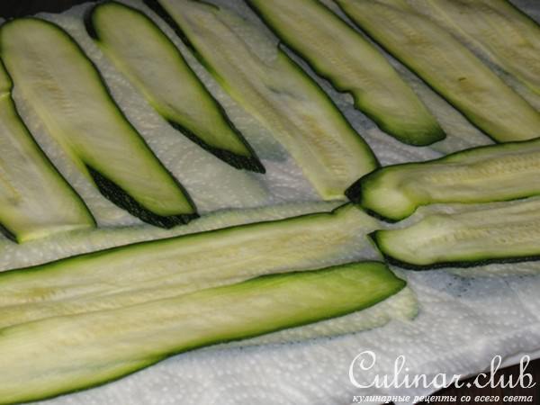 Цуккини-рулончики с куриной грудкой-чили